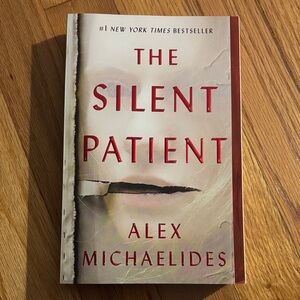 THE SILENT PATIENT - Alex Michaelides - Paperback Book